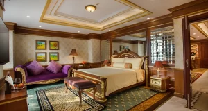 giuong-ngu-rong-rai-trong-can-phong-suite